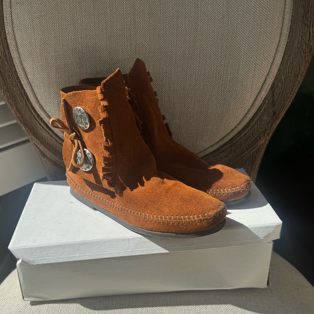 Minnetonka Two Button Hardsole Boot Festival Conc… - image 5